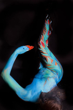 smartgirlsattheparty:  odditiesoflife:  Amazing Surreal Body Art Illusions These incredible body paintings are almost more performance art than body art. The models bodies are transformed into beautiful creatures. These body art illusions are created