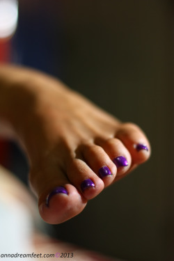 solecityusa:  anna purple toes (by Ana´s feet, and some others invited)