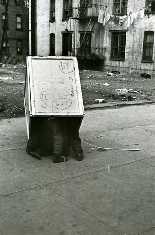 likeafieldmouse:  Helen Levitt - Kids in Box (1945)