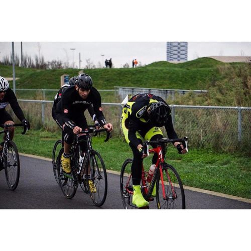 Trying to put the hurt on&hellip; (Photo by @inphota ) #finchleyrt #cycling #critlife (at Lee Vall
