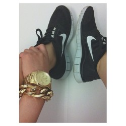 stillhorizons:  gene—sis:  Nike and gold