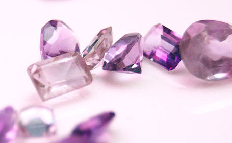 The gemstone known as amethyst has a myriad of beneficial properties. It can help in creating a calming and soothing atmosphere by ridding a space of negative energy, called sha.