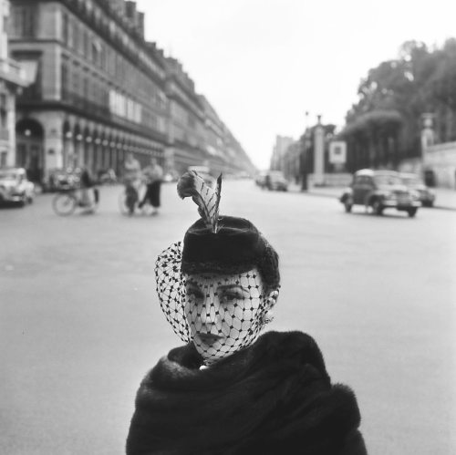 wehadfacesthen:  Woman with hat on the Rue de Rivoli, Paris, 1952, photo by Fred Brommet