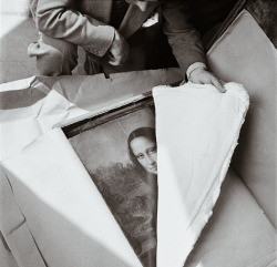 minardil:Unpacking Mona Lisa at the end of World War II (1945)