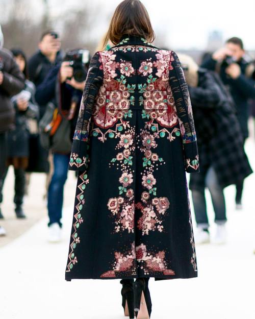 #Details #Streetstyle on #fwpwebsite @maisonvalentino #parisfashionweek #pfw16 #fwpress #fwpinsider 