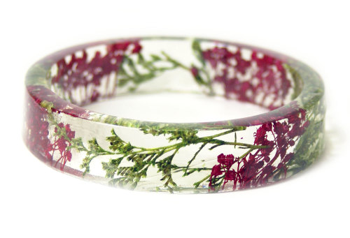 culturenlifestyle:Handmade Resin Bangles Contain Dried Flowers and Greenery Inside Embedded with leaves, flowers, plants, tree parts, and shells, these beautiful hand-crafted bangles (previously featured here) are made in Coos Bay, Oregon. The transparent