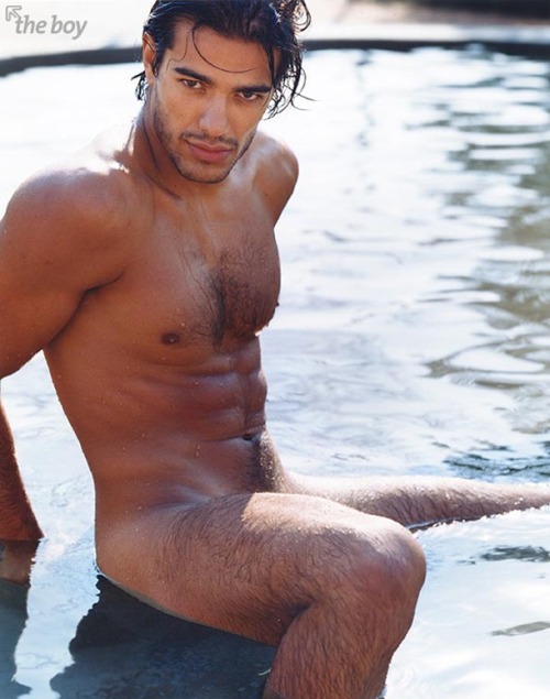 mintolauk:  Caco Ricci enjoys wading in the pool nude.