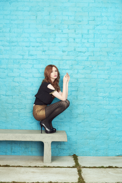 embraceyourgeekness:  Karen Gillan for a Selfie promo 