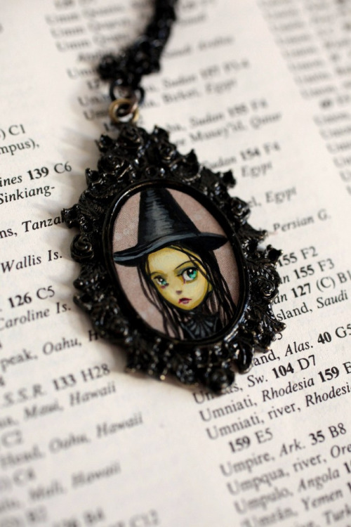 lohrien: Hand-painted cameos by Mab Graves