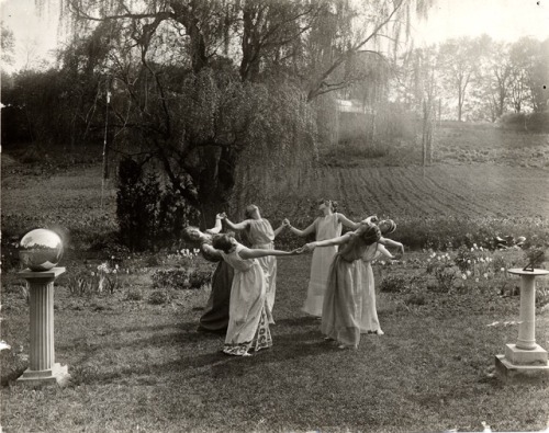 clitoridien:Vassar College girls practicing Greek dance c. 1923