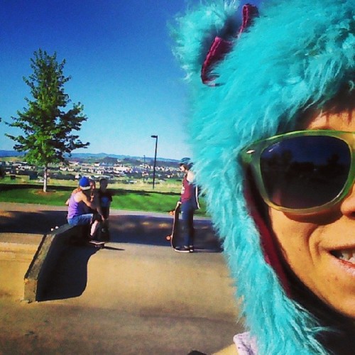 loveonalongboard: Daisy Bear is having skatepark for breakfast with these ladies.