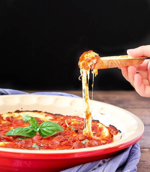 foodffs:  PEPPERONI PIZZA DIP Really nice recipes. Every hour. Show me what you cooked!   *faints* <3 <3 <3