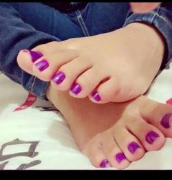 tribal-lion93:  Chubby cute toes😍👣👅