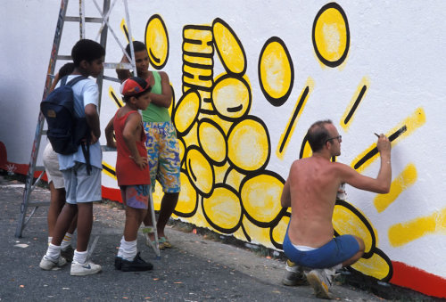 twixnmix:    Keith Haring painting his Don’t Believe The Hype mural at P.S. 97 in New York City, 1988.    Photos by Tseng Kwong Chi  