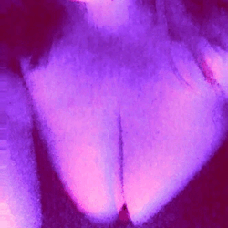 mmissddelish:  Can’t keep my hands to myself…  💋