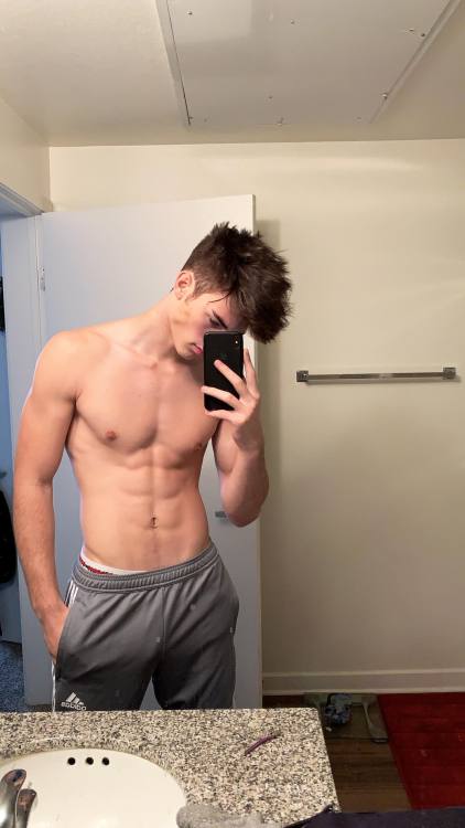 thehottestmenaround: Zach Coxwww.instagram.com/zachhcox/