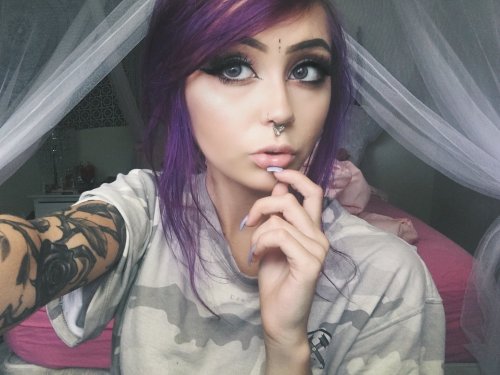 giirlsnotgrey:  horrorcutie:  hello friends  This girl is too cute 