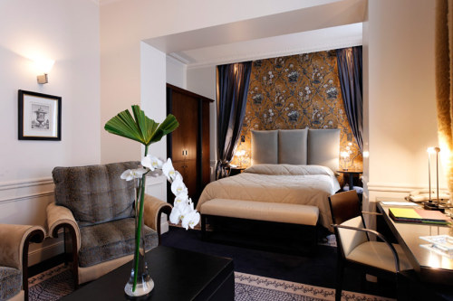  The hotel La Tremoille. In Paris, in the heart of the Golden Triangle and in a quiet street between