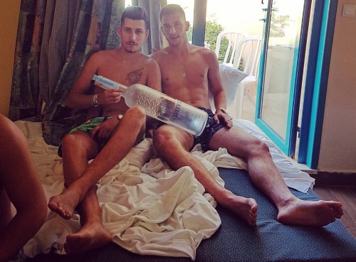 barefootladblog:The man on the right (facing the camera) has wonderful manly hot feet and toes, but they’ve both got big feet and they’re lovely looking hot men! 