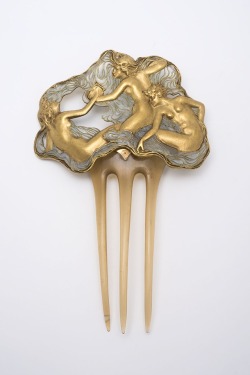 design-is-fine:René Lalique, Jewellery comb “Bathing Naiads”, 1900. Horn, Gold, Enamel. Paris, Via MKG