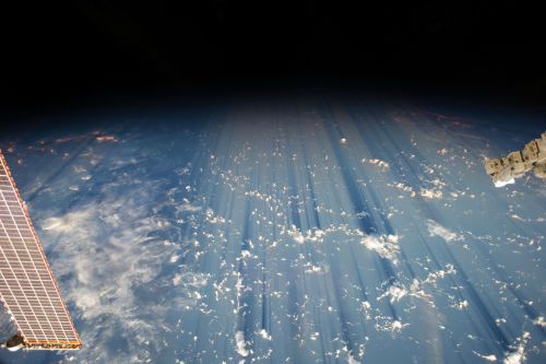 spacebloggers:Clouds casting thousand-mile shadows when viewed from the ISS