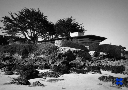 ofhouses:  257. Frank Lloyd Wright /// House for Mrs. Clinton Walker ///  Carmel, California, USA /// 1949 OfHouses guest curated by Raphael Zuber: “An archetype of an inside space.“(Photos: © Ezra Stoller, Alan Weintraub, Julius Shulman, Joel