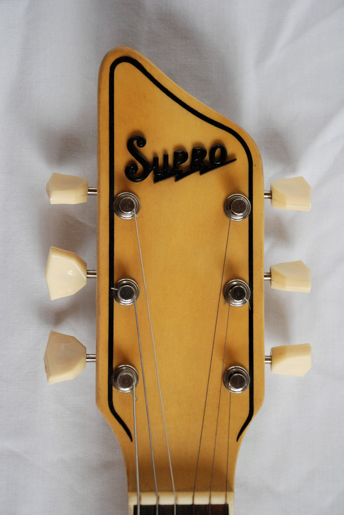 mmguitarbar:  thatsthegearblog:  1961 Supro Val Trol  I always forget about the wooden