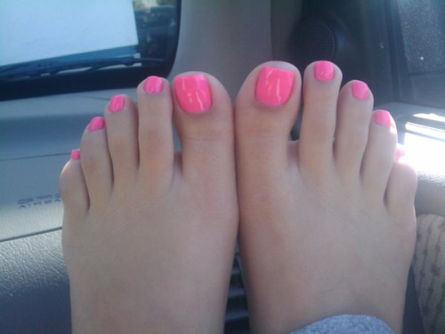 feetplease:  Hot pink– always a winner.