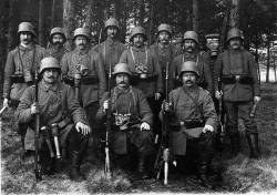 Allemands: Des Stoßtruppen (troupes d'assaut) d'un Sturm-Bataillon. Les fusiliers d'assaut - des #soldats aguerris et expérimentés - opéraient par petites unités dans des actions rapides et brutales en pointe des offensives allemandes. C'est ensuite