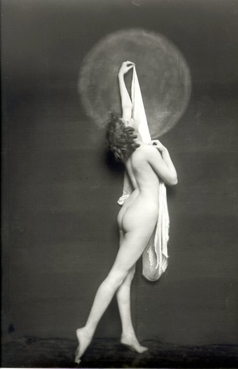Les Beehive – Alfred Cheney Johnston