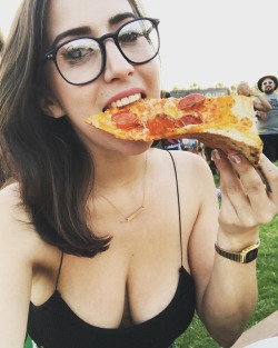 heyitsapril:  All my go to dtla spots are here @coachella  and I’m a very happy gal #pizzaistruelove @pizzanista  (at Coachella 2018)