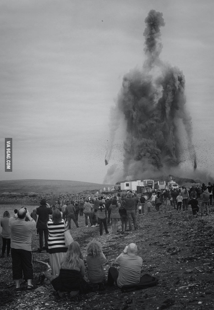 libertarian–princess:  sixpenceee:  The demolition of a power plant created this
