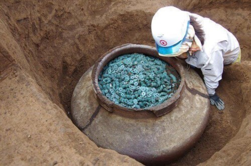 tardigradetheking: museum-of-artifacts:A ceramic jar filled with thousands of bronze coins unearthed