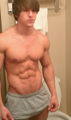 muscletits:  College boy showin’ off again.