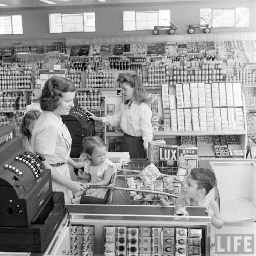 Grocery check out, Reading, Pennsylvania(Martha Holmes. 1947)