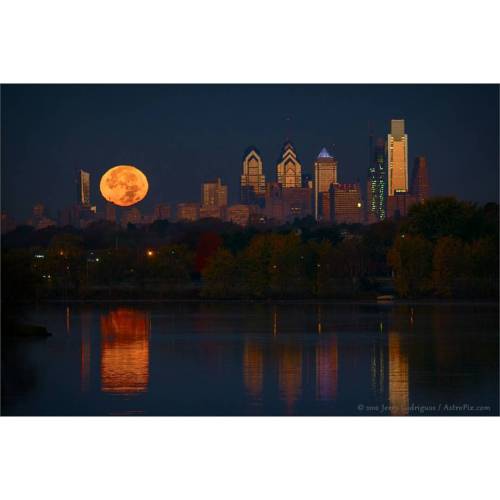 Philadelphia Perigree Full Moon #nasa #apod #philadelphia #supermoon #moon #satellite #skyline #fullmoon #perigree #reflection #schuylkillriver #atmosphere #refraction #solarsystem #space #science #astronomy