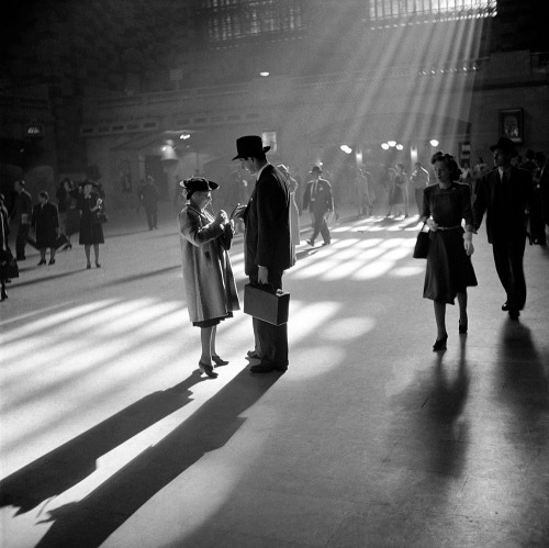 7bottles:Grand Central Station, NYC, 1941 by John Collier Jr.