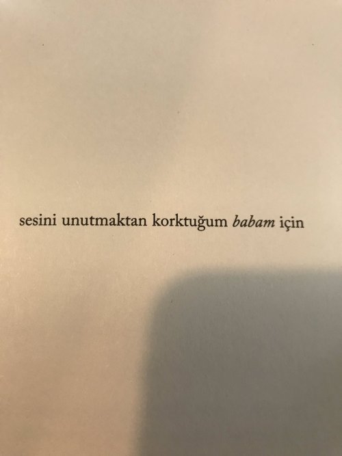 bir elinde sigara tutarsın,diğerinde küçük kara balık kitabı.radyo da üçüncü dereceden yanık bir tür