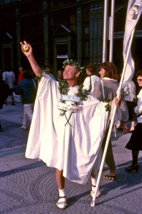 wearevintagevienna: Sonnenanbeter und Friedensaktivist Waluliso im Jahr 1987 auf der Kärntner S