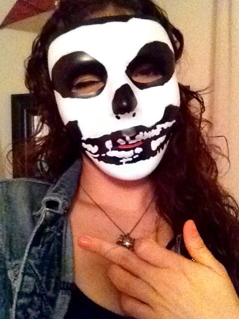 painted a misfits-inspired skull onto this mask and I’m so proud of myself (’: