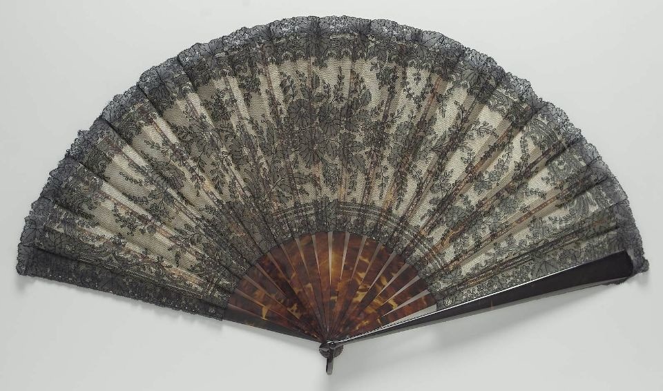 thevintagethimble:  FanFrench, about 1885, Lace, bobbin, Chantilly. | ↳ MFA 