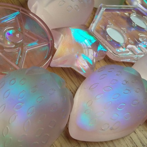 New resin adventure! I love these new strawberry molds a lot <3 #resincraft #iridescent #resin #o