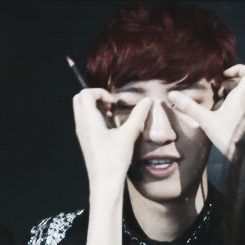 ohbaekhyuns:  chanyeol talking while getting his makeup done… 