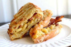 meels-on-wheels:  Bacon and Macaroni Grilled Cheese