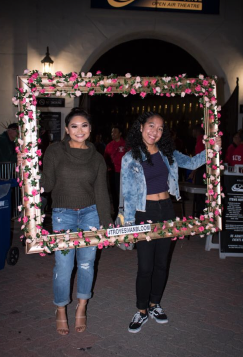 We’ve had this cute lil Bloom frame with us at some of the tour stops so I thought I’d share some ph