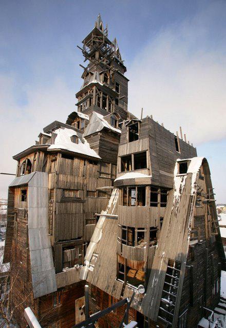 evilbuildingsblog:  Wooden Gagster House (Archangelsk, Russia)