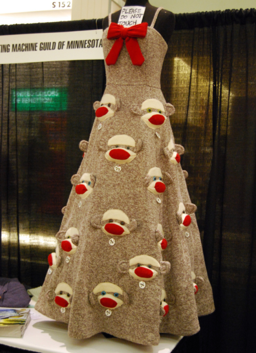 bibidebabideboo: (Knitted Sock Monkey Dress by Rebecca Yaker | KnitHackerから) 
