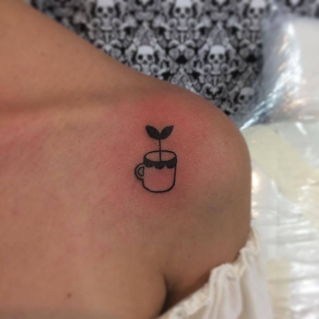 #taza #planta #brote #tattoo #tatuaje #tatu #ink #inklove #hombro #clavicula #negro