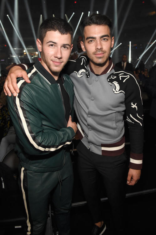 guysinleatherpants: Nick Jonas at the VMA’s