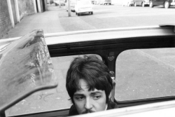 1967mccartney:  Paul driving into 7 Cavendish